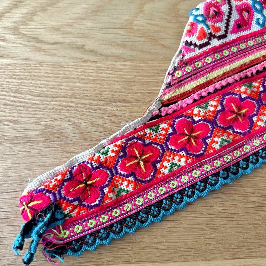 モン族古布 民族衣装 刺繍生地 はぎれの通販 by 閉店中(購入不可 モン族古布 民族衣装 刺繍生地 はぎれの通販 by 閉店中(購入不可