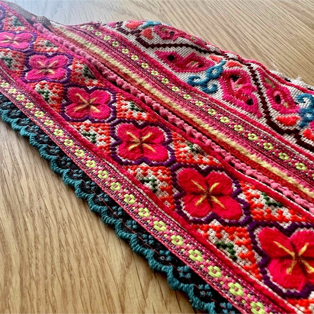 モン族古布 民族衣装 刺繍生地 はぎれの通販 by 閉店中(購入不可 モン族古布 民族衣装 刺繍生地 はぎれの通販 by 閉店中(購入不可