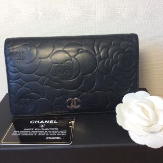 シャネル(CHANEL)の【CHANEL】カメリア二つ折り長財布/ブラック✖️シルバー☆お買い得品‼️(財布)