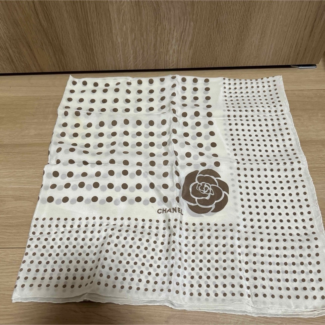 CHANEL(シャネル)のCHANEL ドット柄 ハンカチ スカーフ レディースのファッション小物(バンダナ/スカーフ)の商品写真