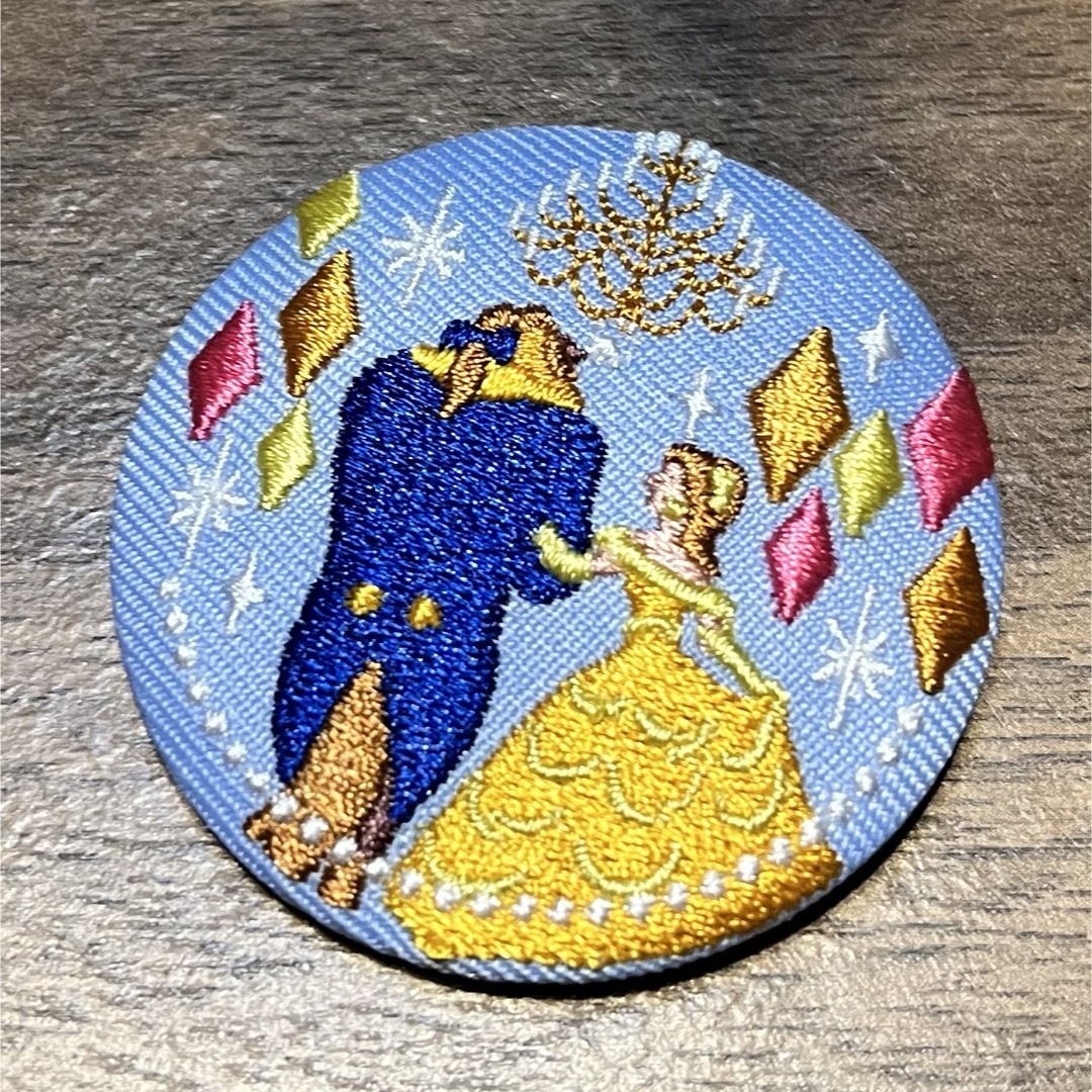ディズニー　刺繍缶バッチ　美女と野獣 エンタメ/ホビーのアニメグッズ(バッジ/ピンバッジ)の商品写真