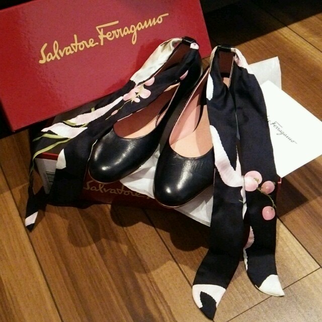 Ferragamo(フェラガモ)のサルバトーレ フェラガモ  花スカーフ付  靴 レディースの靴/シューズ(ローファー/革靴)の商品写真