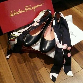 フェラガモ(Ferragamo)のサルバトーレ フェラガモ  花スカーフ付  靴(ローファー/革靴)