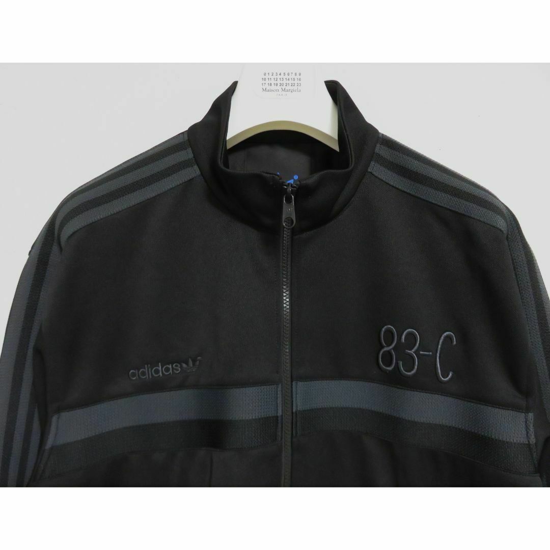 adidas BLUE VERSION 83-C トラックジャケット ブラック - トップス adidas BLUE VERSION 83-C トラックジャケット ブラック - トップス