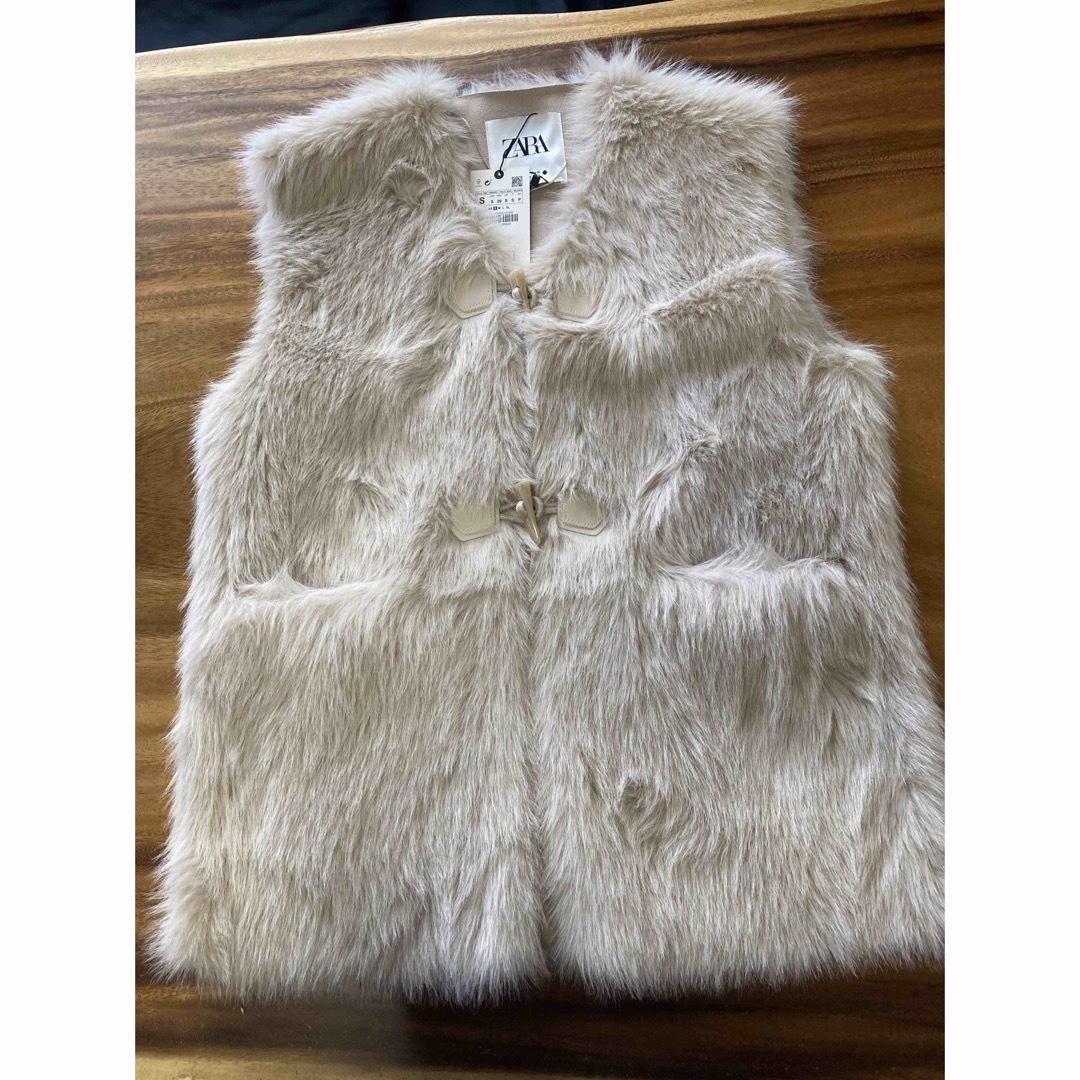 ZARA - 【新品】ZARA ファーベスト サイズ Mの通販 by ゆか's ZARA - 【新品】ZARA ファーベスト サイズ Mの通販 by ゆか's