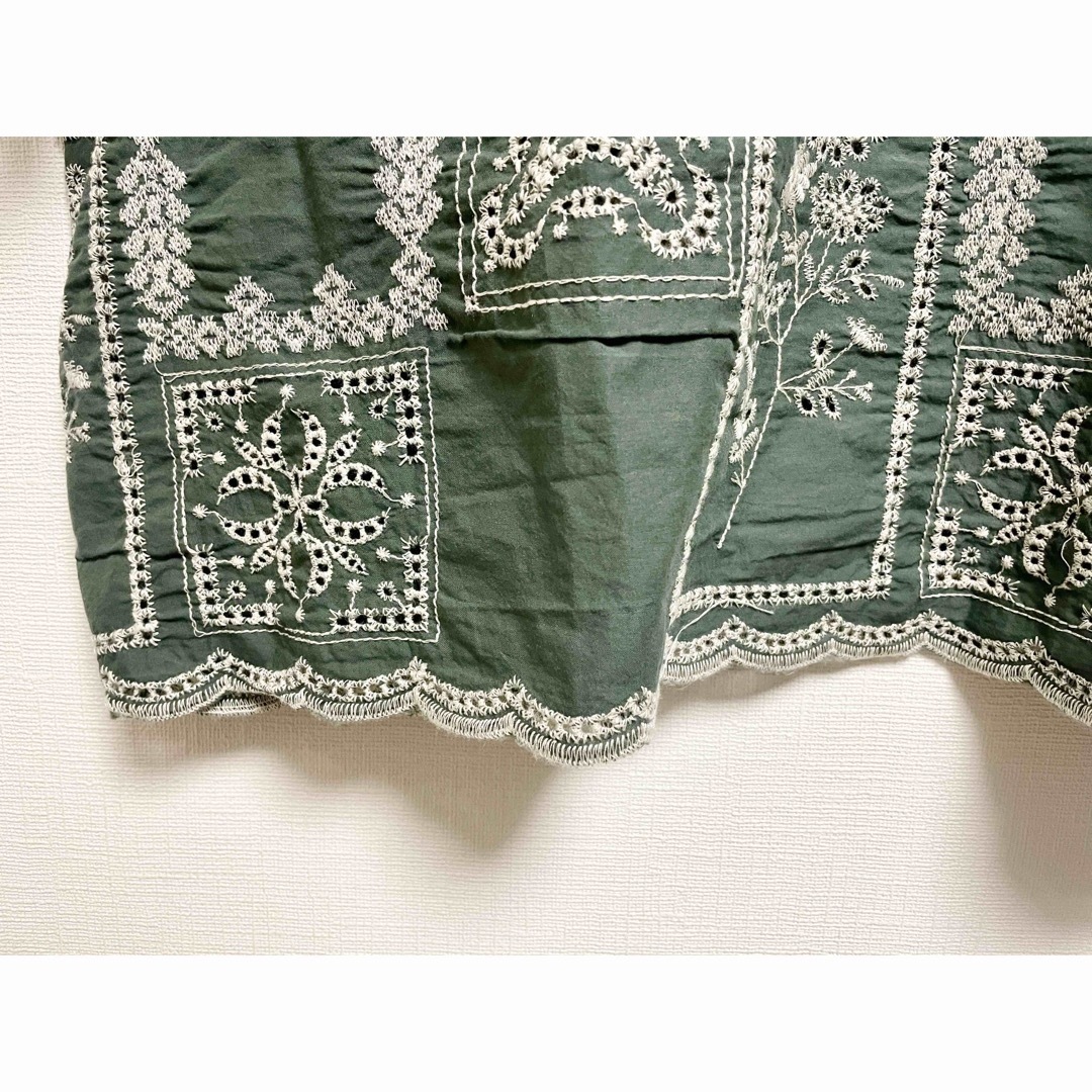 未使用　刺繍ブラウス　unii モスグリーン　ナチュラン レディースのトップス(シャツ/ブラウス(長袖/七分))の商品写真