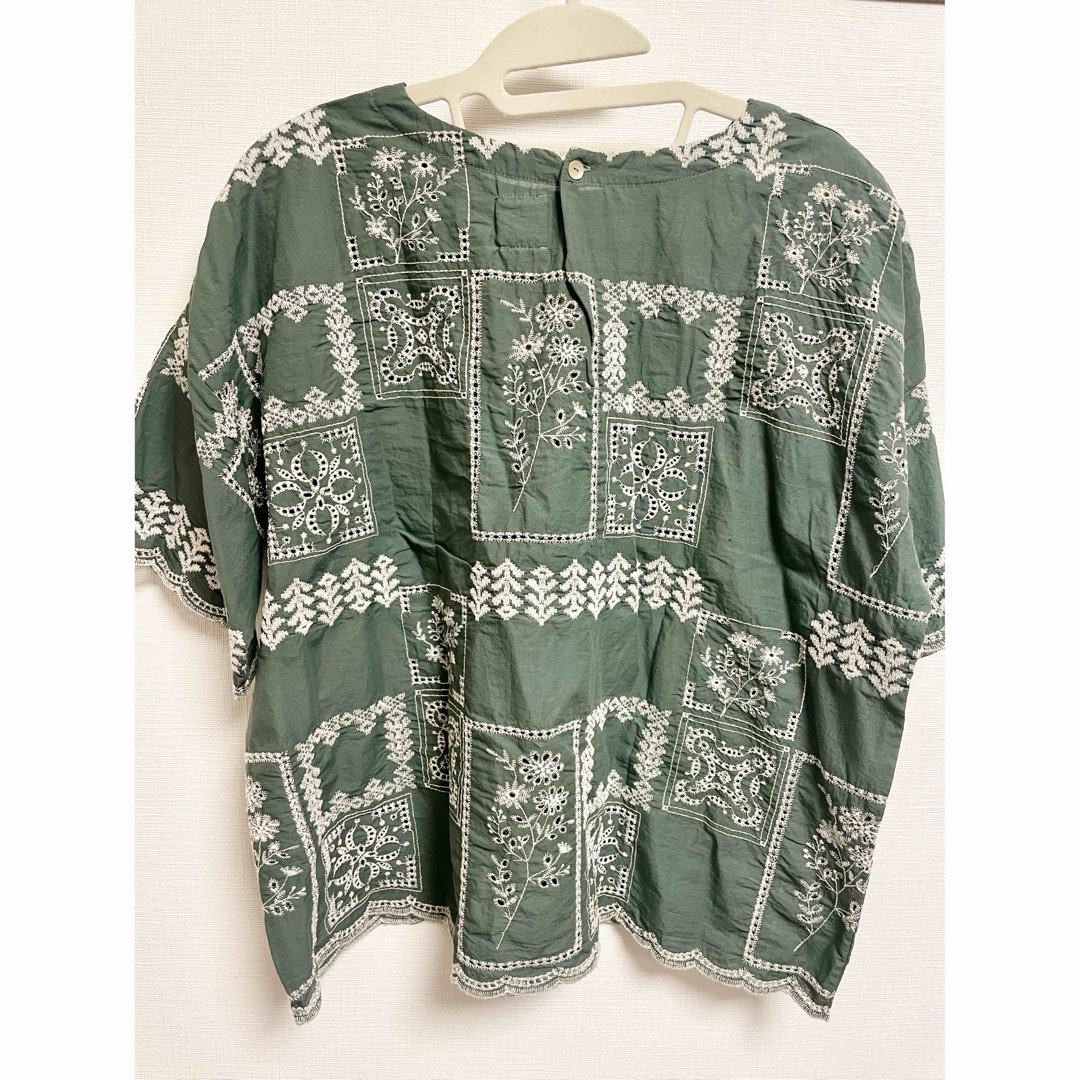 未使用　刺繍ブラウス　unii モスグリーン　ナチュラン レディースのトップス(シャツ/ブラウス(長袖/七分))の商品写真