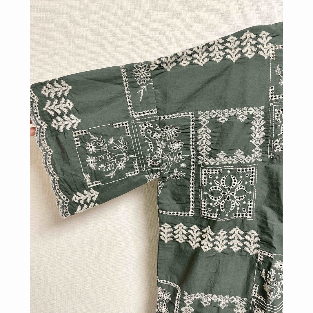 未使用　刺繍ブラウス　unii モスグリーン　ナチュラン レディースのトップス(シャツ/ブラウス(長袖/七分))の商品写真