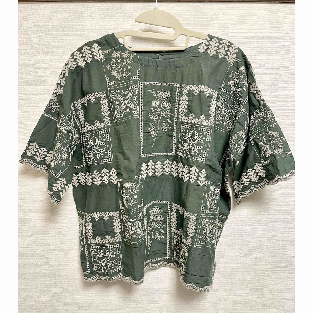未使用　刺繍ブラウス　unii モスグリーン　ナチュラン レディースのトップス(シャツ/ブラウス(長袖/七分))の商品写真