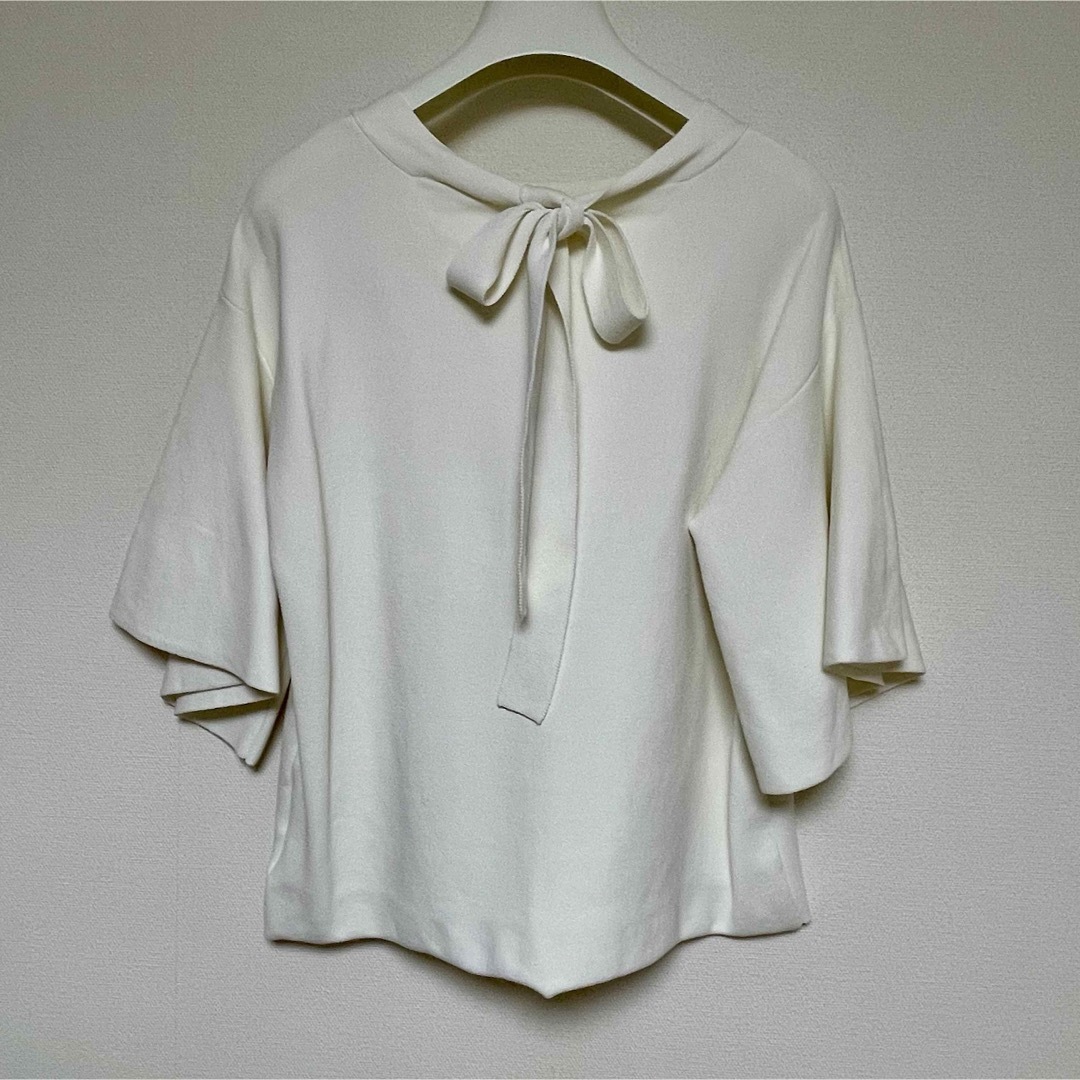 Lilly Lynque(リリーリン)のLILLY LYNQUE リリーリン　フレアー袖　Mサイズ　アイボリー レディースのトップス(カットソー(半袖/袖なし))の商品写真