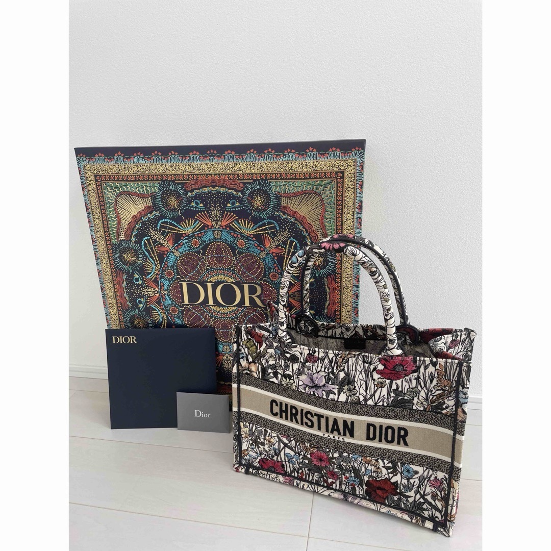 Christian Dior - Dior ブックトート Christian Diorのトートバッグ Christian Dior - Dior ブックトート Christian Diorのトートバッグ