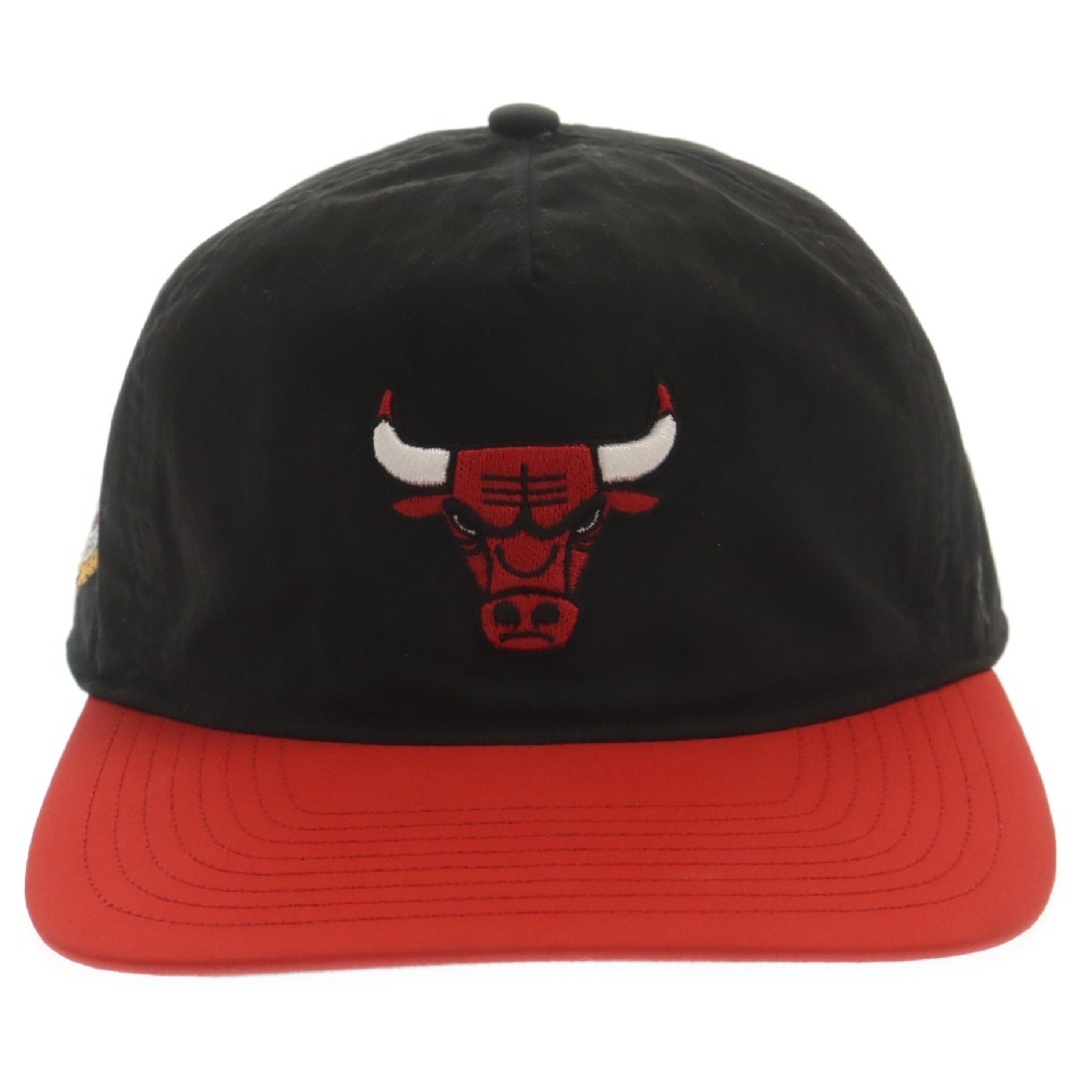 KITH キス 24SS '47 Chicago Bulls Hitch Low Snapback NBA シカゴブルズ スナップバック キャップ ブラック/レッド メンズの帽子(キャップ)の商品写真