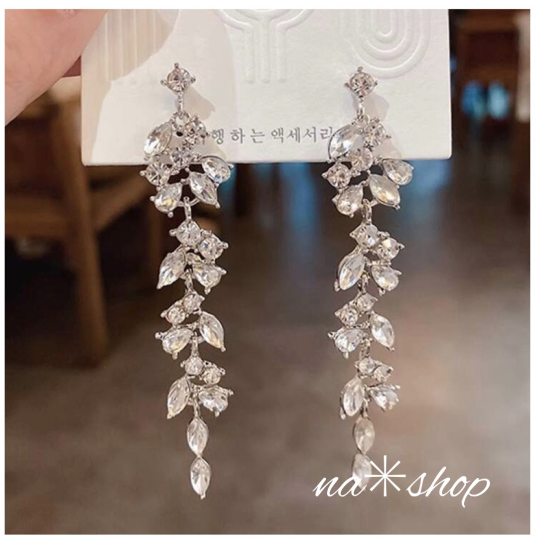 ✳︎結婚式　ブライダル　シルバー　ヘッドドレス　フラワーリーフ　ロングピアスm レディースのアクセサリー(ピアス)の商品写真