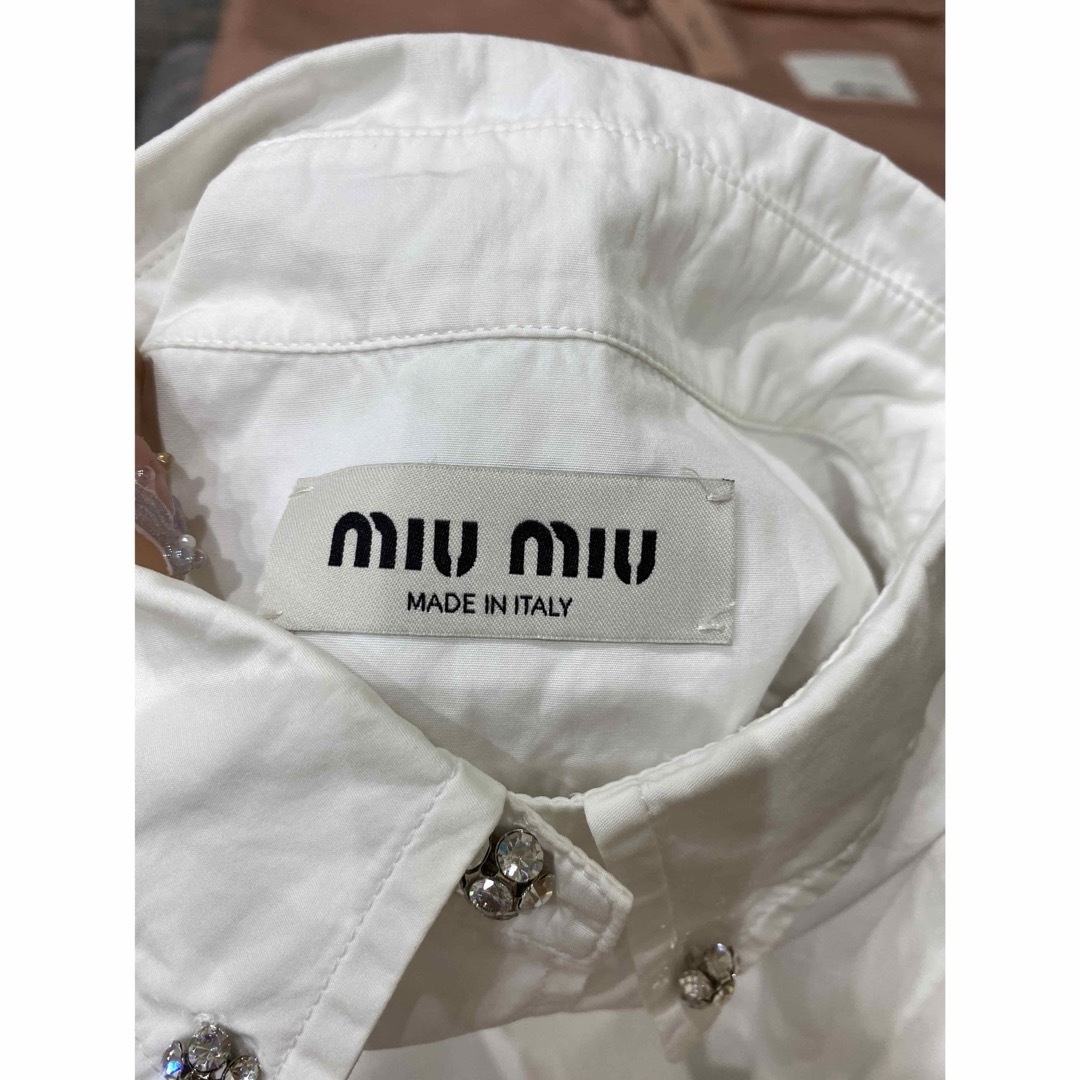 MIU MIU - ミュウミュウ2022 ラインストーンボタンロゴ入り MIU MIU - ミュウミュウ2022 ラインストーンボタンロゴ入り