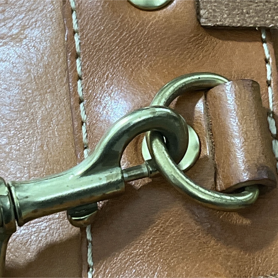 HERZ - 美品 ヘルツ ボディバッグ トリプルファスナー ロゴ型 HERZ - 美品 ヘルツ ボディバッグ トリプルファスナー ロゴ型