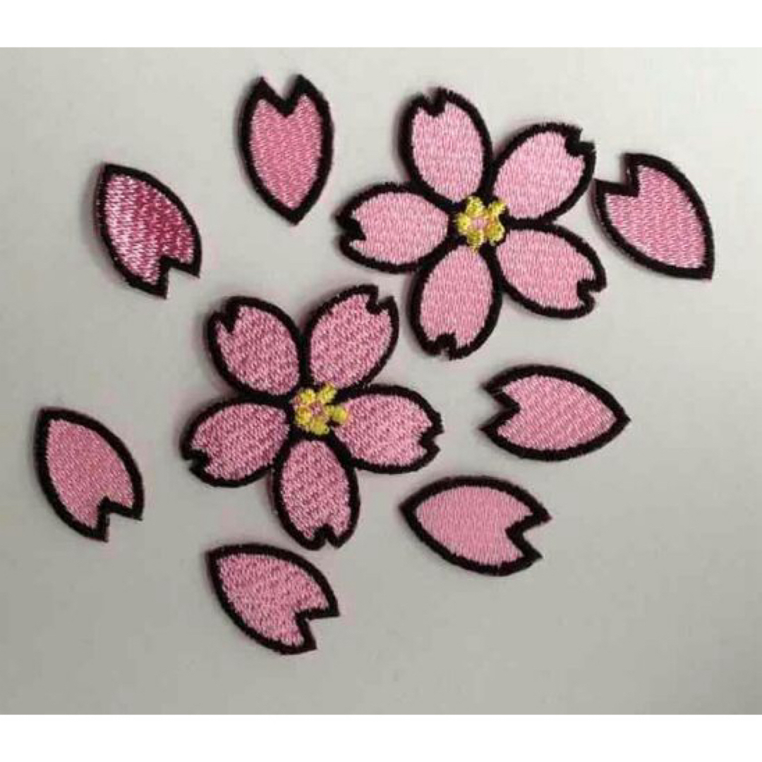 桜刺繍ワッペン 黒縁 ハンドメイドのハンドメイド その他(その他)の商品写真
