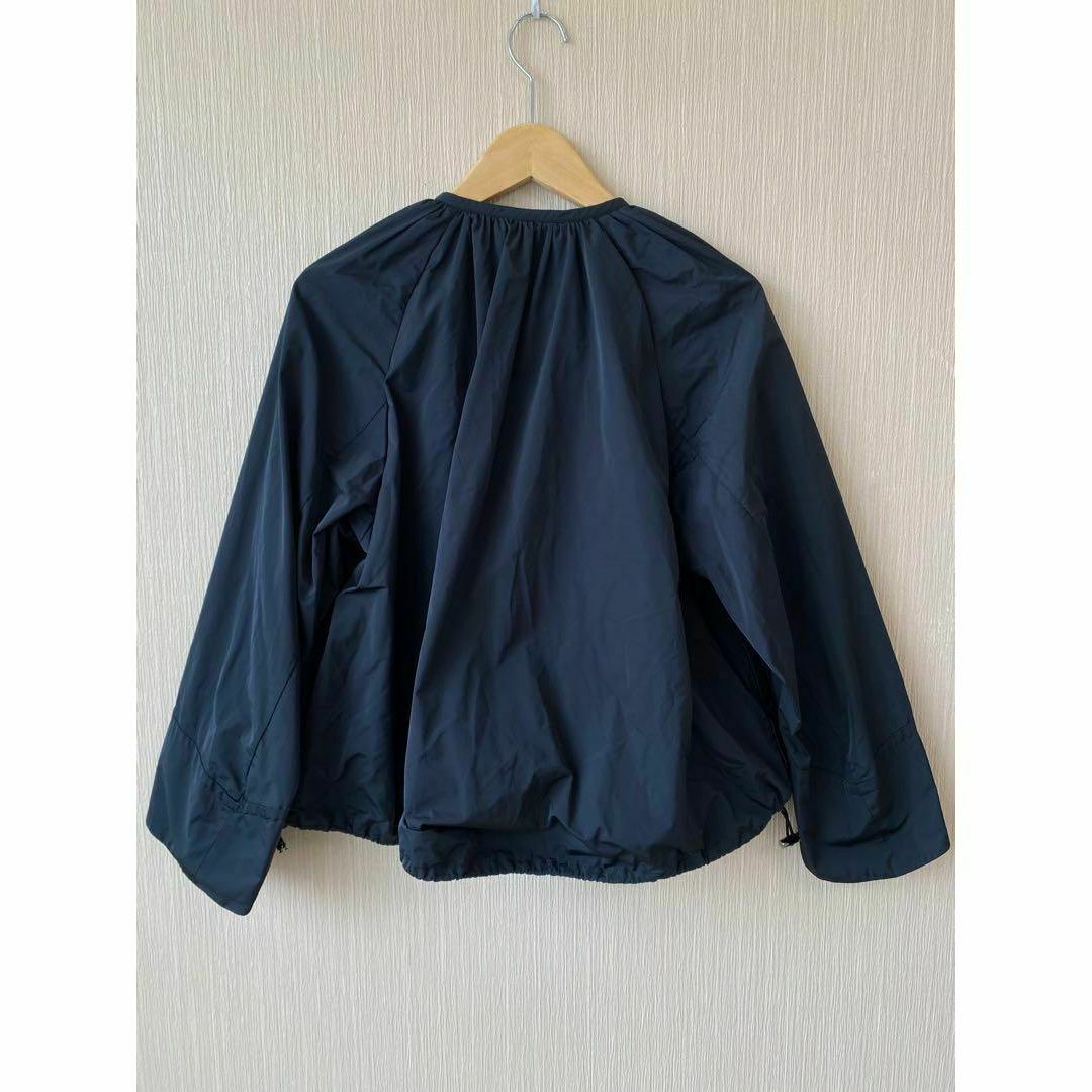 ノーカラーギャザーZIPブルゾン くから ノーカラーギャザーZIPブルゾン くから