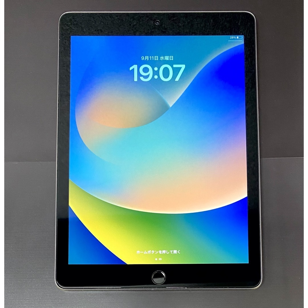 ほぼ新品‼️ iPad 9.7インチ 第五世代 32GB+バッテリー+ガラス付き ほぼ新品‼️ iPad 9.7インチ 第五世代 32GB+バッテリー+ガラス付き