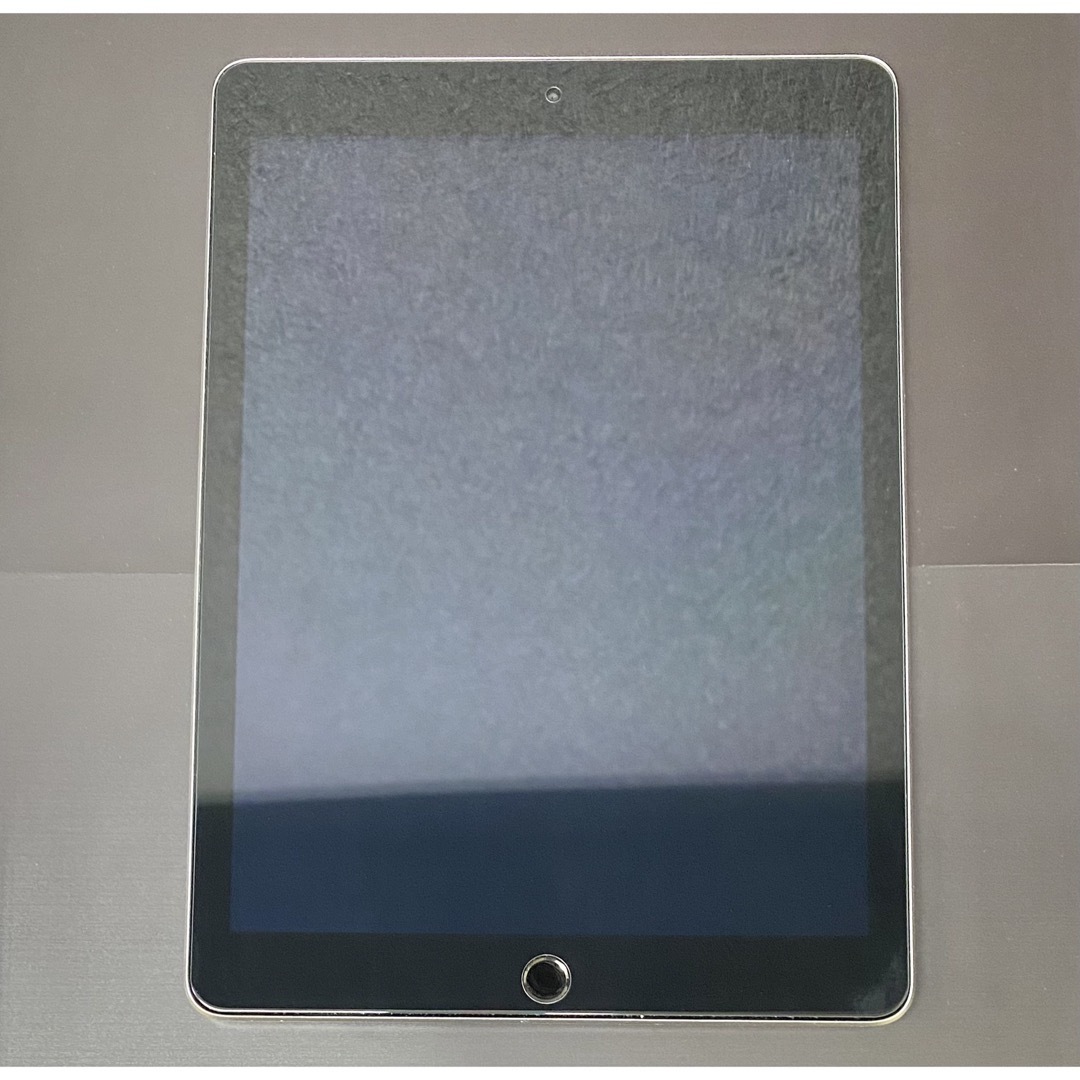 ほぼ新品‼️ iPad 9.7インチ 第五世代 32GB+バッテリー+ガラス付き ほぼ新品‼️ iPad 9.7インチ 第五世代 32GB+バッテリー+ガラス付き