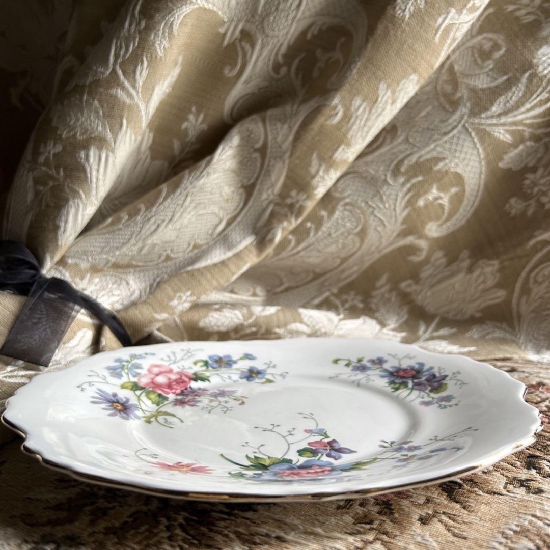 英国製 CROWN STAFFORDSHIRE❁瑞々しいお花と金彩プレート 英国製 CROWN STAFFORDSHIRE❁瑞々しいお花と金彩プレート