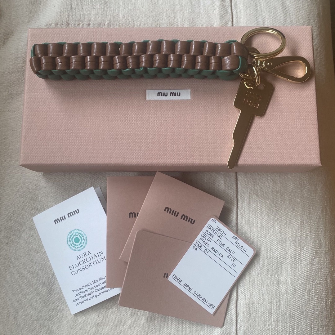 MIU MIU - miumiuレザートリック チャーム バッグ コード MIU MIU - miumiuレザートリック チャーム バッグ コード