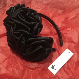 ブラック　お花モチーフ　カチューシャ　ボリューム　シンプル　ヘアアクセサリー　(カチューシャ)