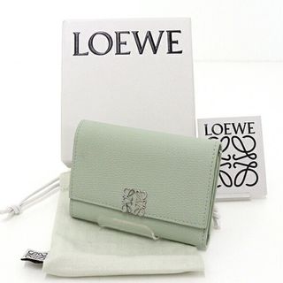 LOEWE - ロエベ LOEWE 三つ折り財布 ライトグリーン 未使用の LOEWE - ロエベ LOEWE 三つ折り財布 ライトグリーン 未使用の