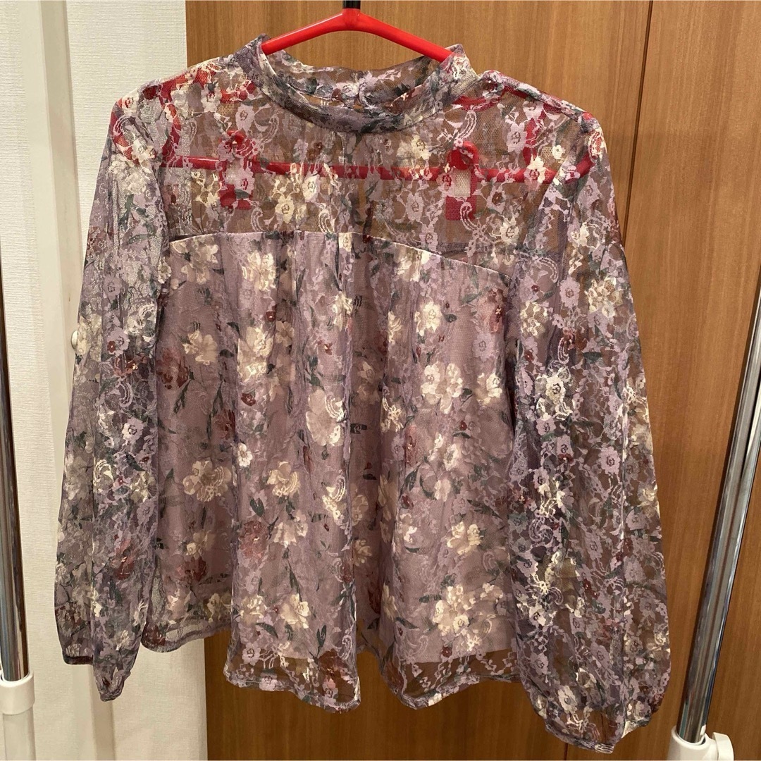 JILL by JILLSTUART(ジルバイジルスチュアート)のジルバイジルスチュアート フローラルレースブラウス ラベンダー レディースのトップス(シャツ/ブラウス(長袖/七分))の商品写真