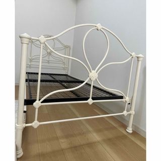 LAURA ASHLEY(シングルベッド)のフリマアイテム一覧 LAURA ASHLEY(シングルベッド)のフリマアイテム一覧