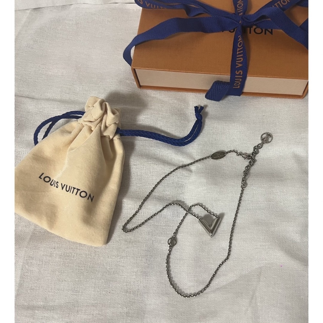 Louis Vuitton ネックレス シルバー 三角形チャーム 付属ポーチ付き Louis Vuitton ネックレス シルバー 三角形チャーム 付属ポーチ付き
