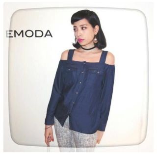 エモダ(EMODA)のEMODAオフショルダーデニムシャツMサイズ(シャツ/ブラウス(長袖/七分))