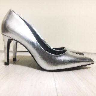 ザラ(ZARA)の【美品・送料込】ZARA（ザラ）シルバー パンプス(ハイヒール/パンプス)