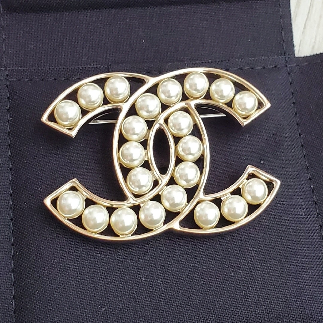 CHANEL - 新品未使用《シャネル》ブローチ コスチュームパール CHANEL - 新品未使用《シャネル》ブローチ コスチュームパール