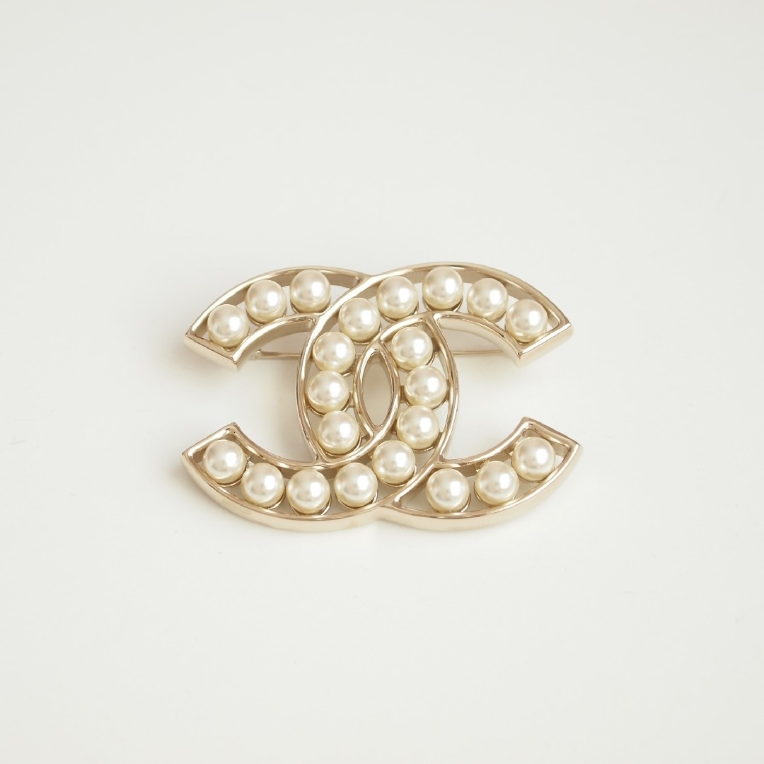 CHANEL - 新品未使用《シャネル》ブローチ コスチュームパール CHANEL - 新品未使用《シャネル》ブローチ コスチュームパール