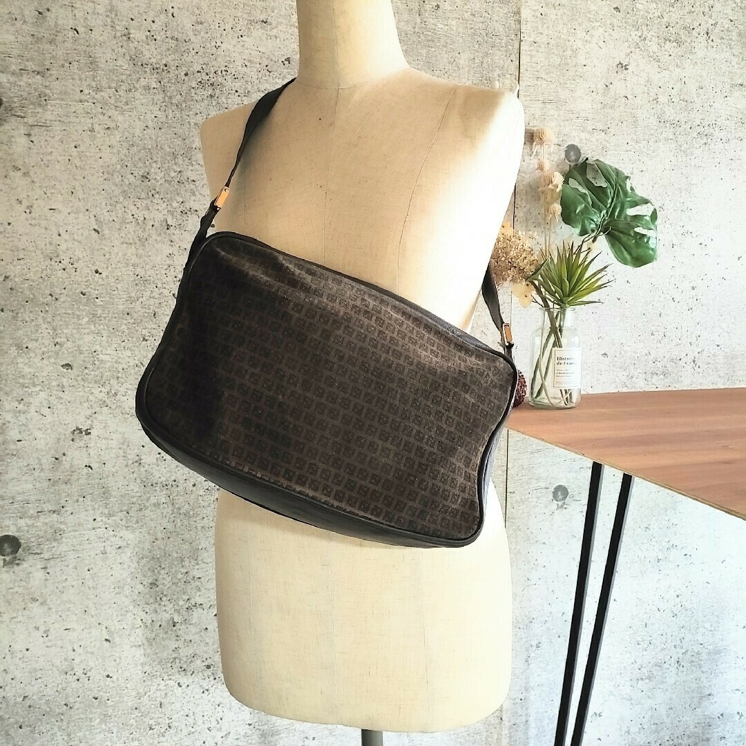 美品 フェンディ スエード レザー ショルダーバッグ 鞄 美品 フェンディ スエード レザー ショルダーバッグ 鞄