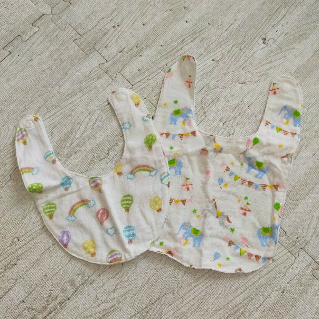 スタイ　2枚セット　よだれかけ キッズ/ベビー/マタニティのこども用ファッション小物(ベビースタイ/よだれかけ)の商品写真
