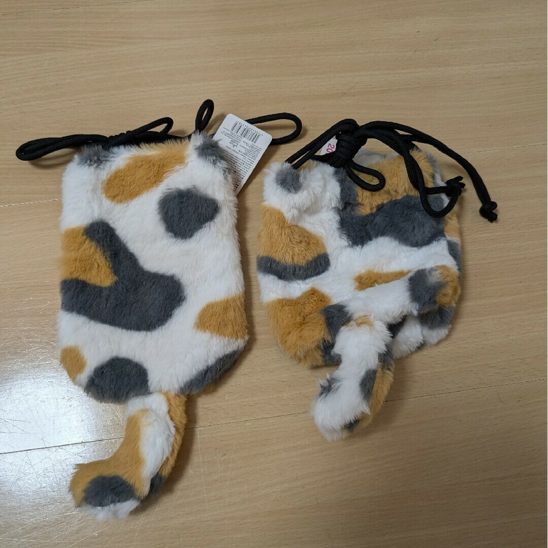 DAISO(ダイソー)の【新品】 三毛猫 猫しっぽ付 ショルダーポーチ 巾着 ショルダーバッグ レディースのバッグ(ショルダーバッグ)の商品写真