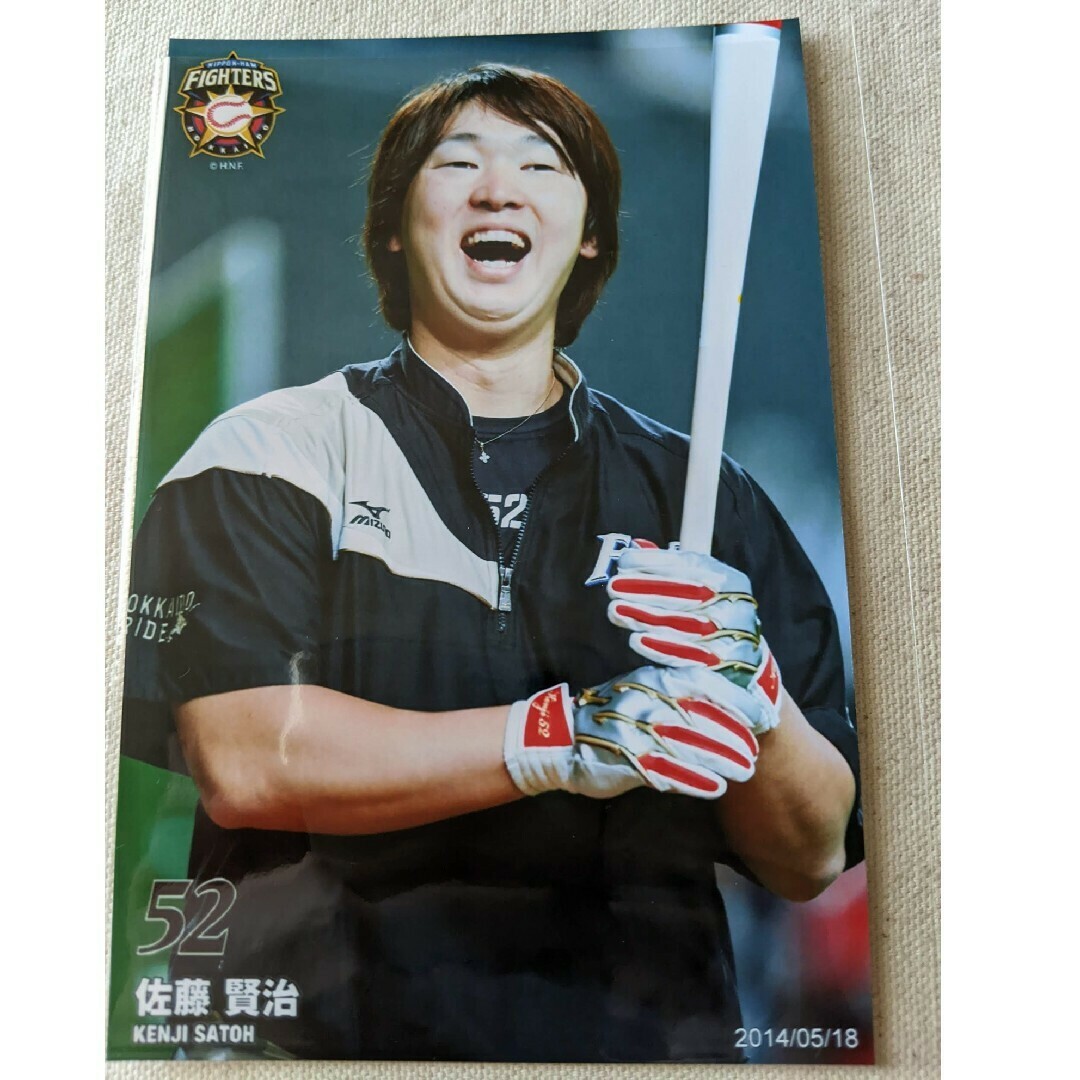 北海道日本ハムファイターズ(ホッカイドウニホンハムファイターズ)の佐藤賢治 ハイライトフォト スポーツ/アウトドアの野球(記念品/関連グッズ)の商品写真