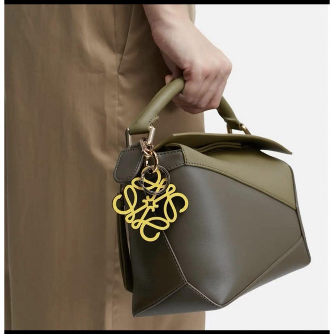 LOEWE アナグラムチャーム カーフ ロエベ イエロー ゴールド LOEWE アナグラムチャーム カーフ ロエベ イエロー ゴールド