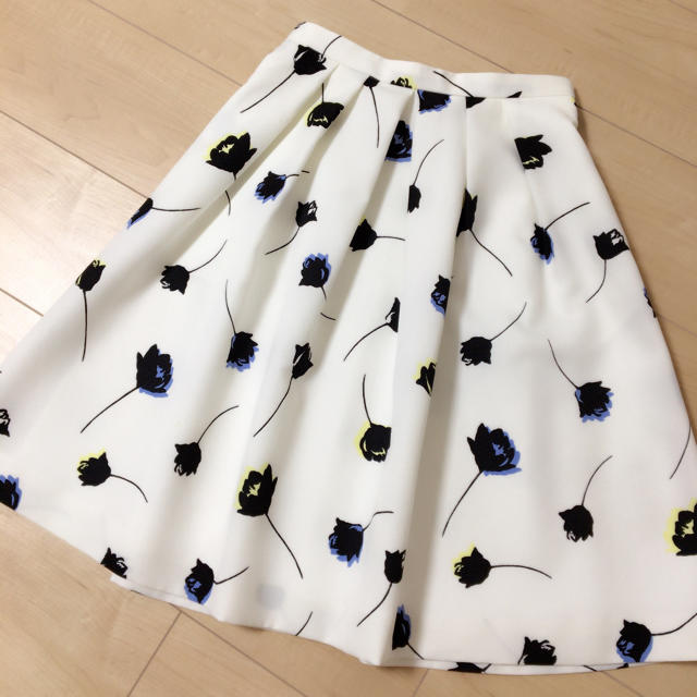 Apuweiser-riche(アプワイザーリッシェ)のモノクロチューリップ柄スカート♡ レディースのスカート(ひざ丈スカート)の商品写真
