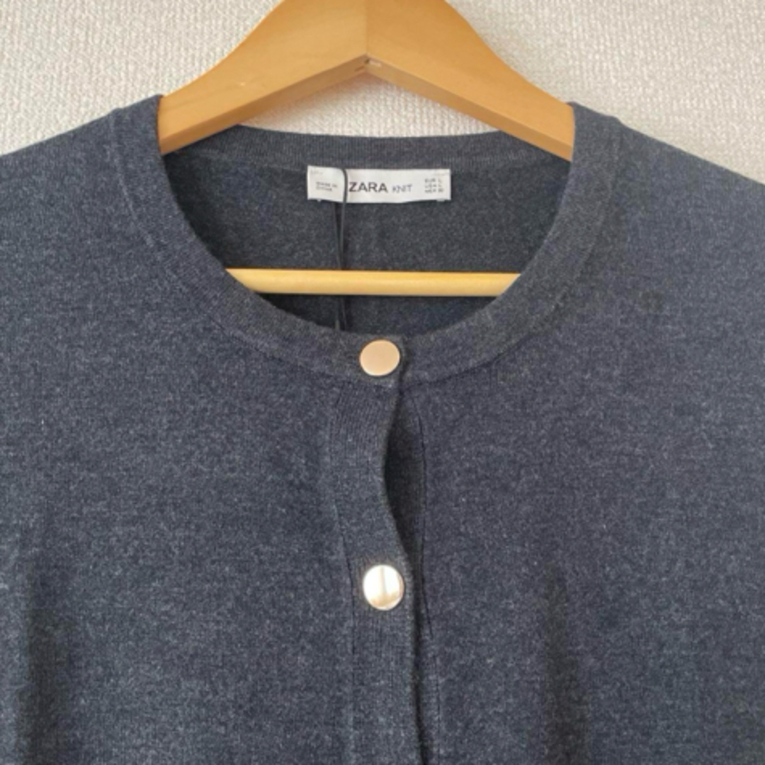 ZARA - 新品タグ付き ZARA 金ボタンニットカーディガン グレー ZARA - 新品タグ付き ZARA 金ボタンニットカーディガン グレー