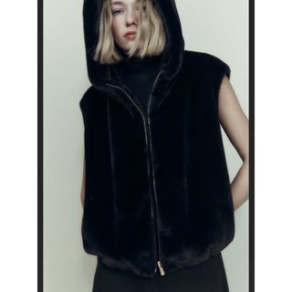 ZARA - 新品!ZARA フード付きフェイクファーベストの通販 by ZARA - 新品!ZARA フード付きフェイクファーベストの通販 by