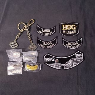ハーレーダビッドソン(Harley Davidson)の【中古】 ハーレーダビッドソン Harley Davidson HOG イヤーズワッペン ピンバッチ キーホルダー 11点セット エンブレム アップリケ ピンズ チャーム ナスカン キーリング おまとめ （CL2）(装備/装具)