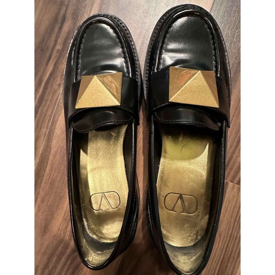 valentino 黒レザー ローファー 金色スタッズ付き 36美品 本物 valentino 黒レザー ローファー 金色スタッズ付き 36美品 本物