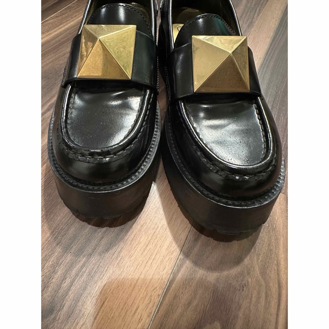 valentino 黒レザー ローファー 金色スタッズ付き 36美品 本物 valentino 黒レザー ローファー 金色スタッズ付き 36美品 本物