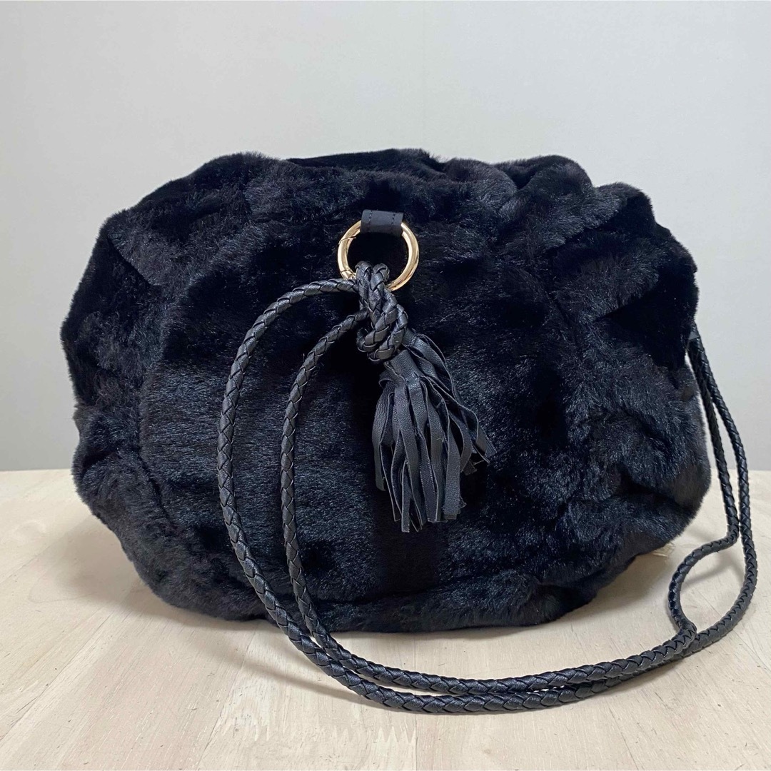 美品✨ デモデ ファー巾着バッグ 蜂 美品✨ デモデ ファー巾着バッグ 蜂