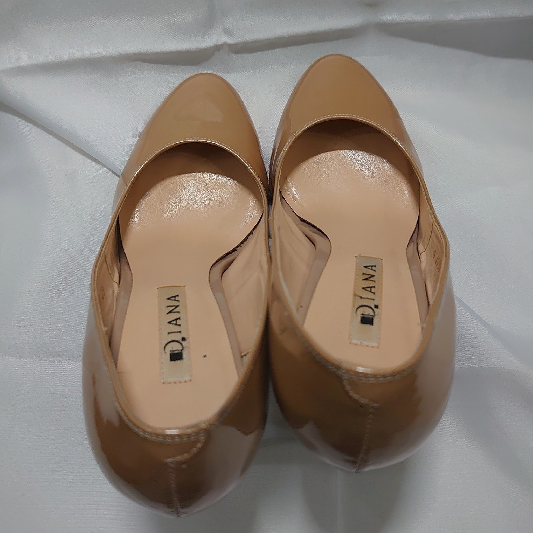 美品✨♥️DIANA♥️アーモンドトゥエナメルパンプス 23㎝ ベージュ 美品✨♥️DIANA♥️アーモンドトゥエナメルパンプス 23㎝ ベージュ