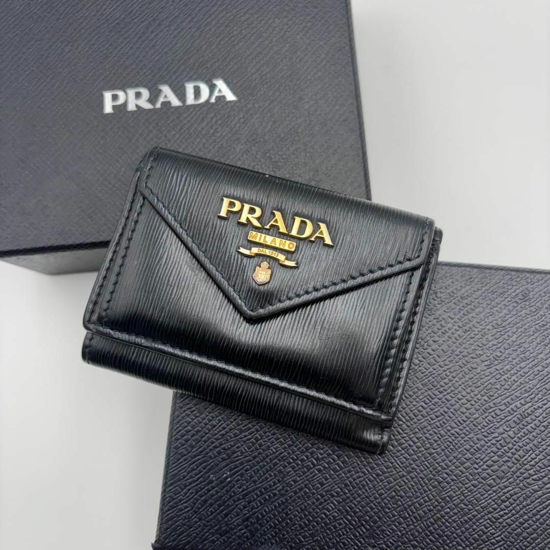 PRADA - 極美品✨付属付✨プラダ 三つ折り財布 レター型 ヴィッ PRADA - 極美品✨付属付✨プラダ 三つ折り財布 レター型 ヴィッ