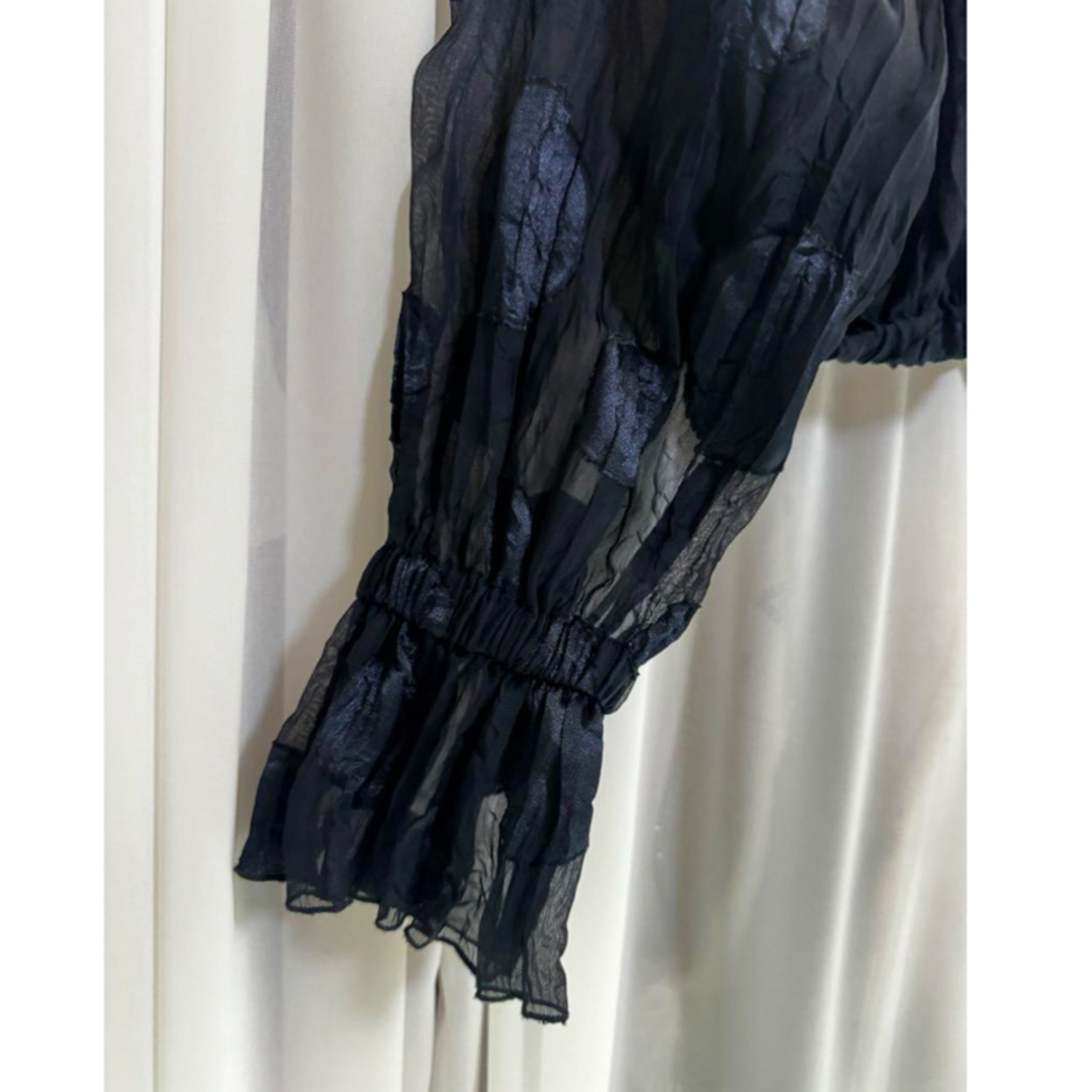 ZARA(ザラ)のZARA 透け感ブラウス 濃紺 フリル袖 クロップド丈 ドット レディースのトップス(シャツ/ブラウス(長袖/七分))の商品写真