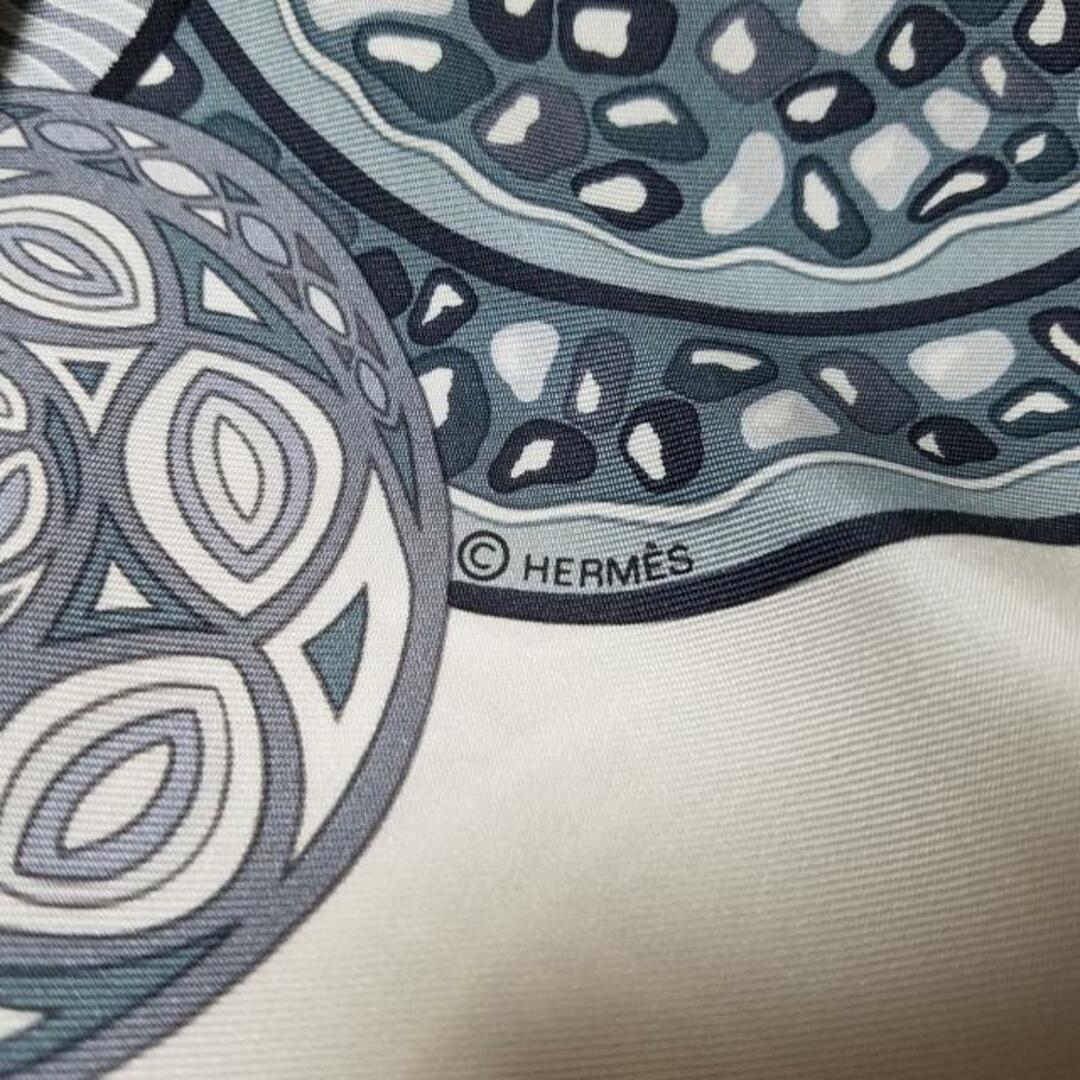 HERMES(エルメス) スカーフ カレ90 白×グレー×マルチ Reves d HERMES(エルメス) スカーフ カレ90 白×グレー×マルチ Reves d